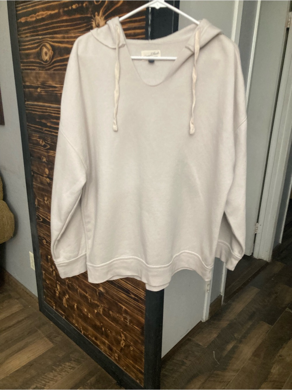 Woman’s XL Hood Sweater By 
Universal Threads
